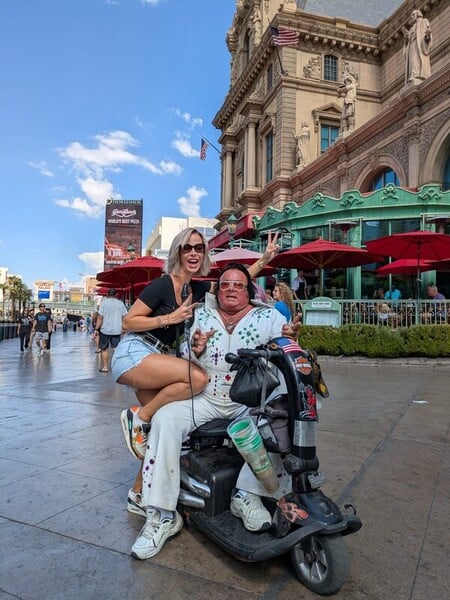 lady diamond en scootmobiel elvis.jpeg